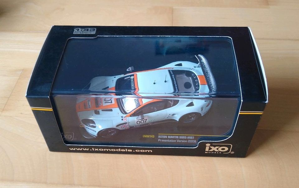 Zwei 1:43 Aston Martin Modellautos mit Gulf Lackierung in Ingolstadt