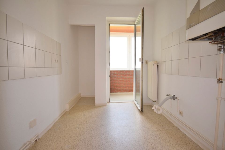 4-Zimmer • 2.Etage • Bad mit Fenster und Wanne • Küche mit Zugang Loggia • Idyllisches Grundstück in Chemnitz