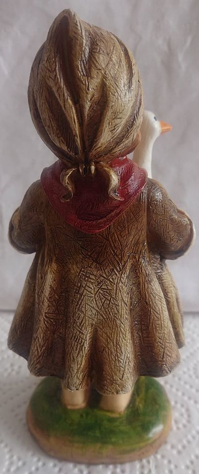 Deko-Figur aus Steinharz - Bauernmädchen mit Gans - Höhe ca. 15cm in Oelsnitz / Vogtland