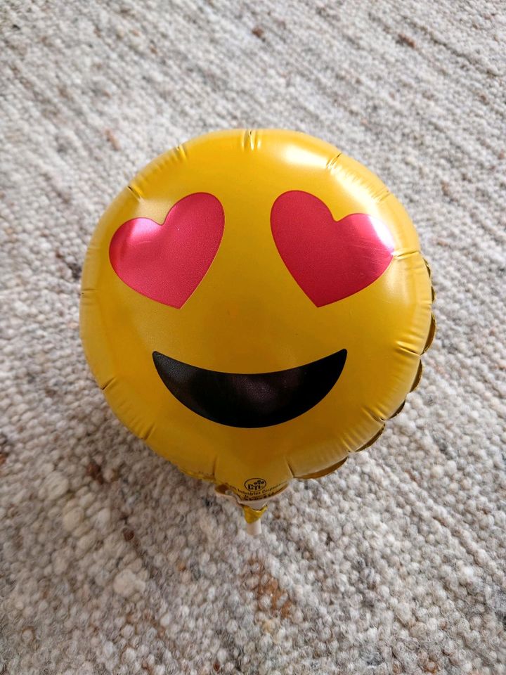 Emoji Folienballon mit Herz Augen in Dieburg