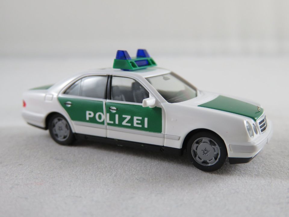 Herpa 042864 Mercedes-Benz E 320 Lim. (1995-2002) "POLIZEI" 1:87 in Bad Abbach