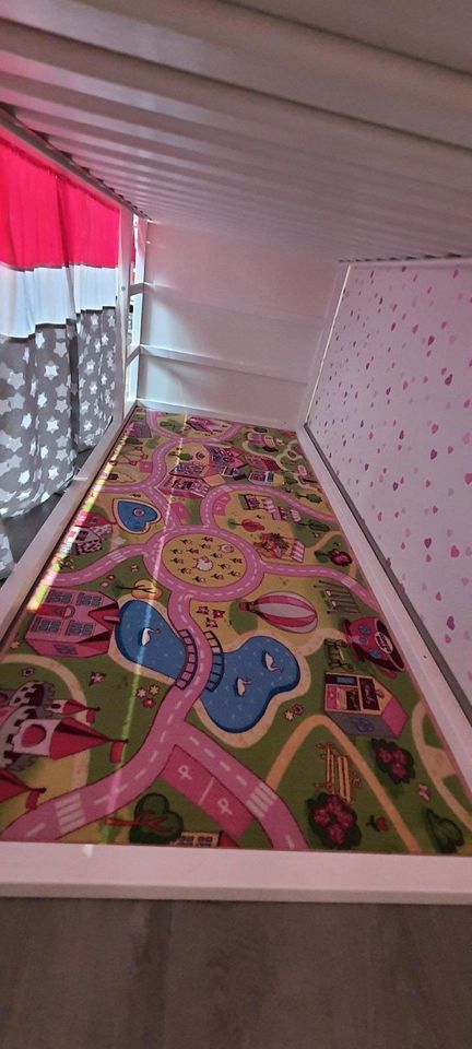 Top Kinderbett 90x200 cm Hochbett Ikea Kura Bett mit viel Zubehör in Haiger
