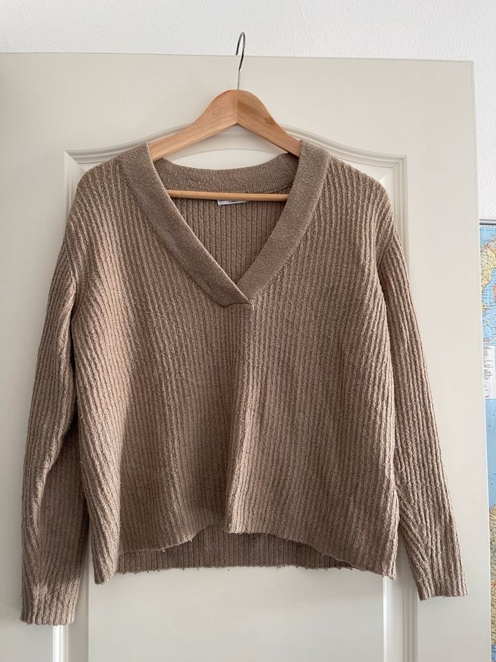 Schöner beiger Strickpullover mit V Ausschnitt Gr XS in Henstedt-Ulzburg