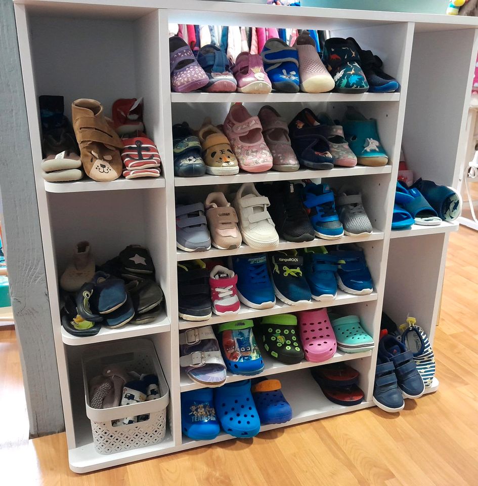Kinder Schuhe Sandalen Hausschuhe Gummistiefel verschiedene Größe in Broderstorf