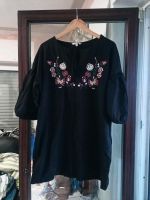 Longbluse, Longshirt schwarz mit Blumen Stickerei Nordrhein-Westfalen - Mönchengladbach Vorschau