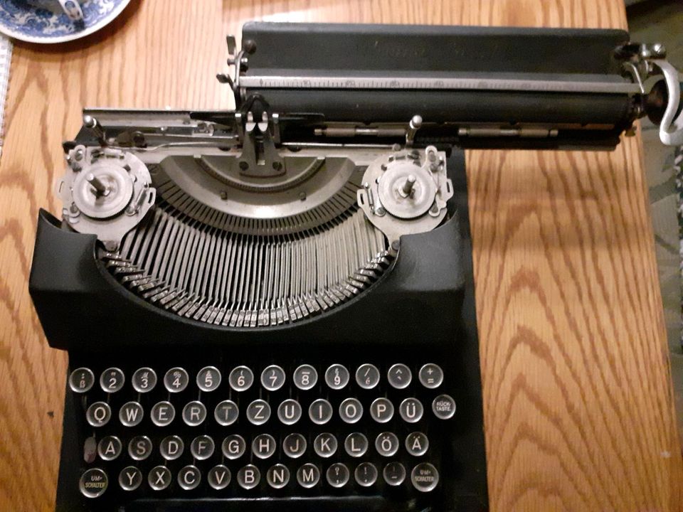 Urania Piccola, Schreibmaschine, alte Schreibmaschine, Antik in  Niedersachsen - Stadthagen | Kunst und Antiquitäten gebraucht kaufen | eBay  Kleinanzeigen ist jetzt Kleinanzeigen