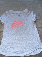 Nike Sport Shirt Leuchtschrift  Größe 122/128 Neu Neuhausen-Nymphenburg - Neuhausen Vorschau