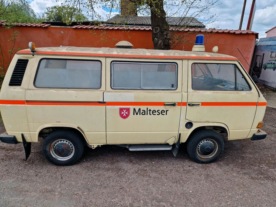 Volkswagen Transporter Bulli T3 Krankenwagen in Wolfsburg