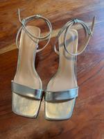 Bershka – Filigrane Riemchensandalen in Metallic-Gold mit Absatz Leipzig - Gohlis-Nord Vorschau