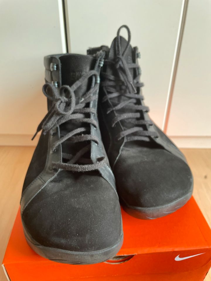 Vibram Damenstiefel Gr. 41,5 in Erzhausen