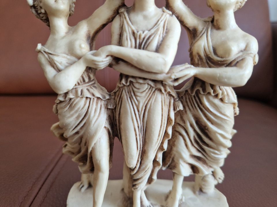 Schöne Italienische Alabaster Skulptur: "Die drei Grazien" H16 cm in Paderborn