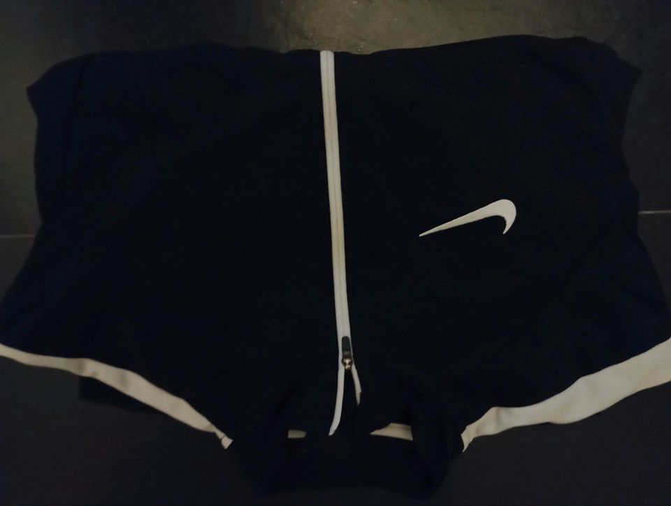 NIKE TrainingsjackeTrikot FußballSport schwarz Kind Größe 137/147 in Mainz