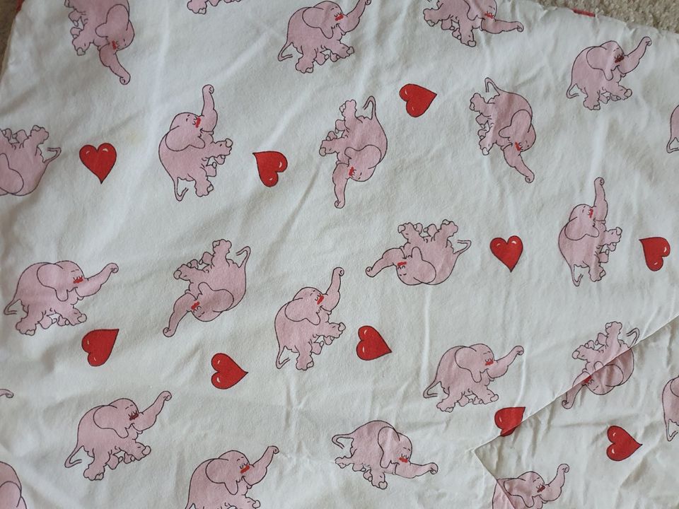 Schöne Bettdecke mit Elefanten und Herzen, 70 X 110 cm in Bremen