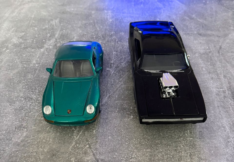 1:24 Dodge Challenger und Porsche 911 modelle 2 Stück in Berlin