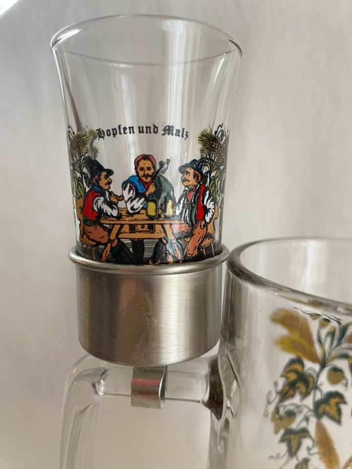 Glasbierkrug mit Zinn-Halterung für ein Schnapsglas in Hohenbrunn