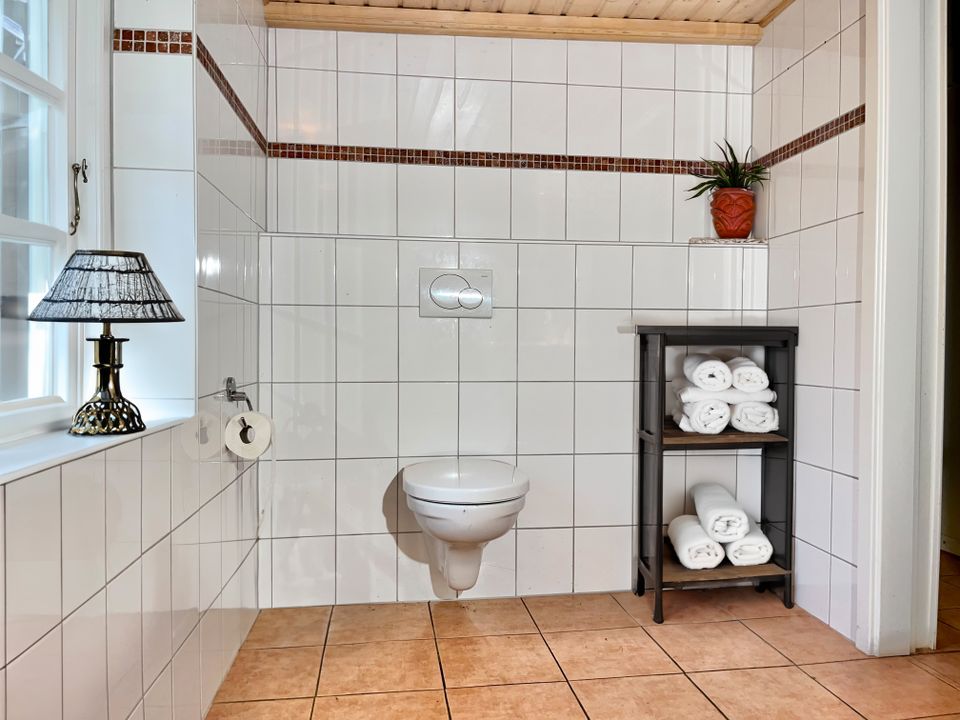 --Neuer Preis-- Reetgedecktes Landhaus Auf 2470m² Grundstück Mit 2 Wohnungen in Hattstedt