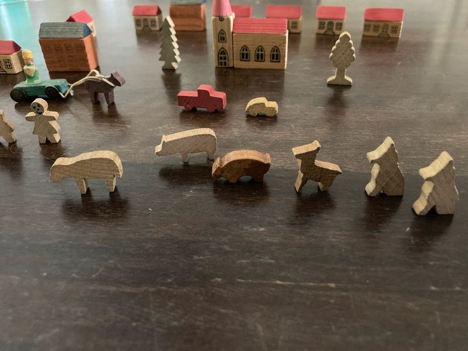 Holzspielzeug DDR Tiere Häuser alt Miniatur Kinderzimmer Spiel in Duisburg