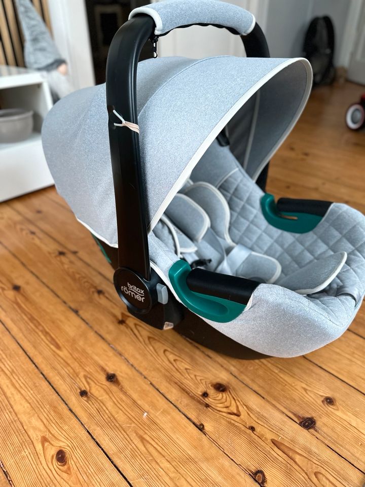 Britax Römer Baby-Safe iSense Nordic Grey in Berlin