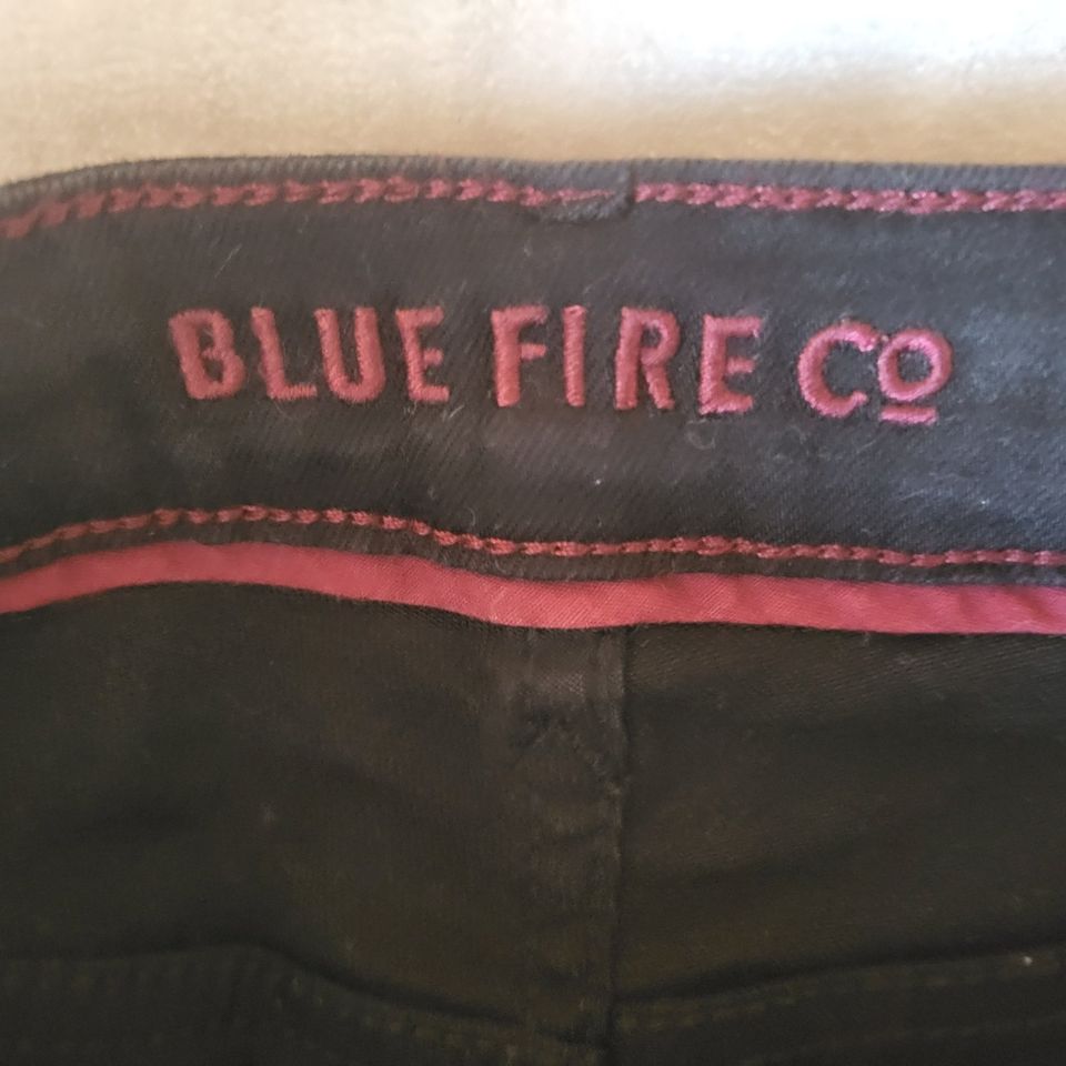 Schwarze Blue Fire Co - Jeans Gr. 34 - W27/30 in Wissen