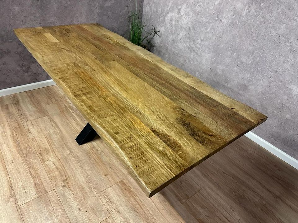 NEU - Esstisch aus 4 cm massiv Mangoholz, 240 cm mit Baumkanten in Bad Bentheim