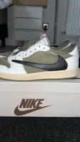 Nike Jordan 1 Low Travis Scott Medium Olive Saarland - Perl Vorschau