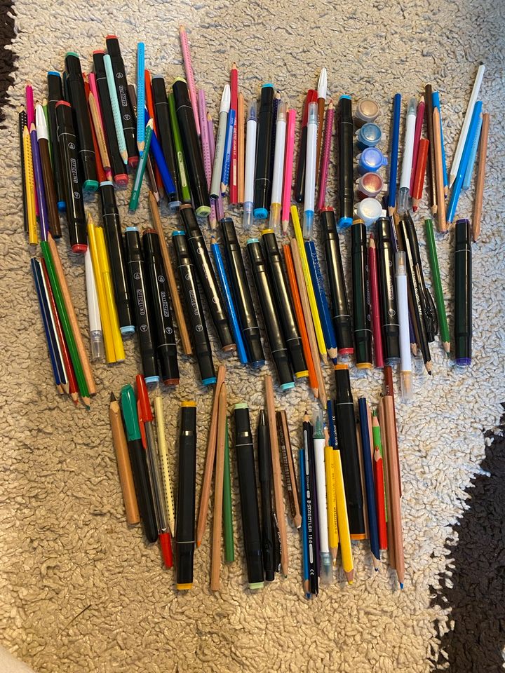 Bleistifte, Marker, Stifte, Farben in Hamburg