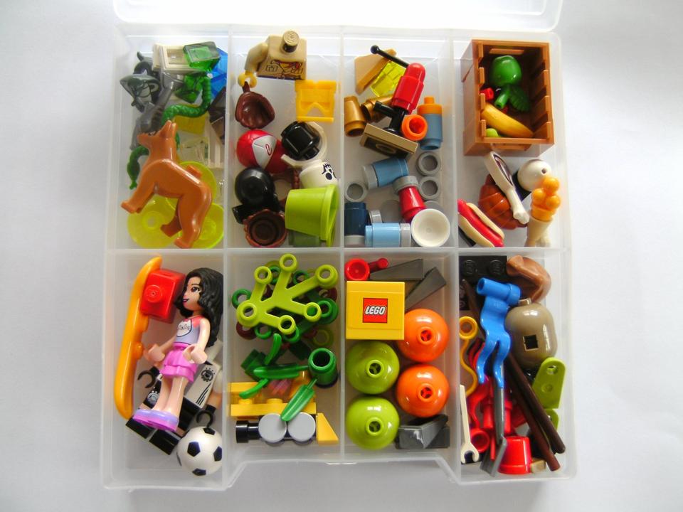 Lego Minifigur + Zubehör +Kleinteile im Sortierkasten Wundertüte in Lohmar