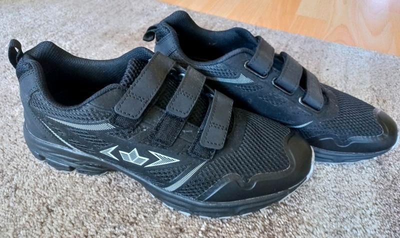 Sportschuhe für Sportunterricht Gr. 41 in Braschwitz