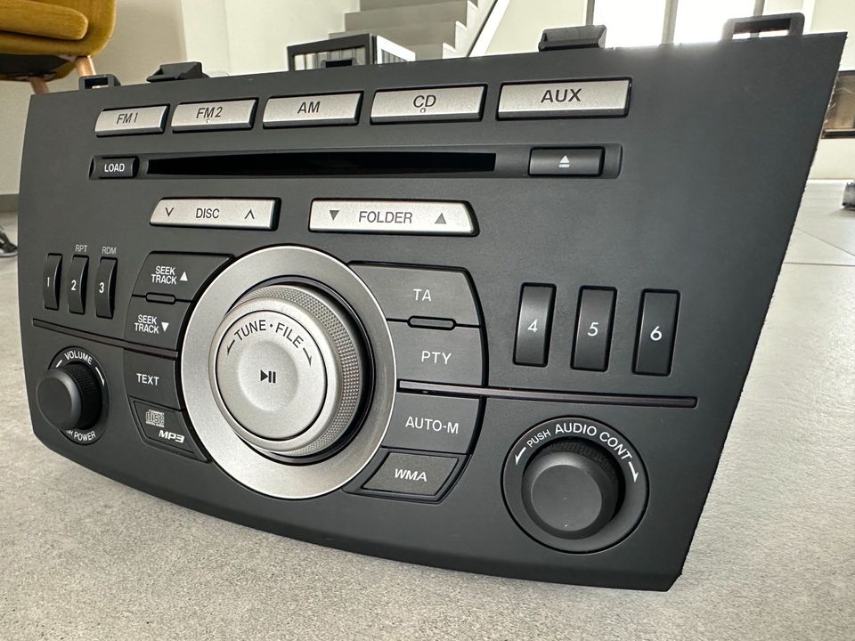 Neuwertiges orig. Mazda 3 Radio BL BJ 2010 CD Player MP3 Disc in Düren