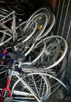 Fahrradteile Felgen Gabeln Zubehör defekte Fahrräder an Bastler Schleswig-Holstein - Norderstedt Vorschau