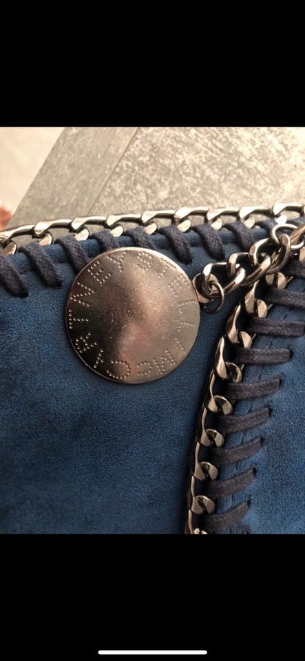 Tasche Umhängetasche blau mit Kette top Zustand schnäppchen in Neuss