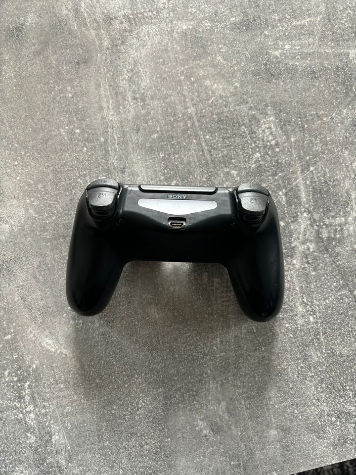 PlayStation 4 mit  zwei Controller in Herzebrock-Clarholz