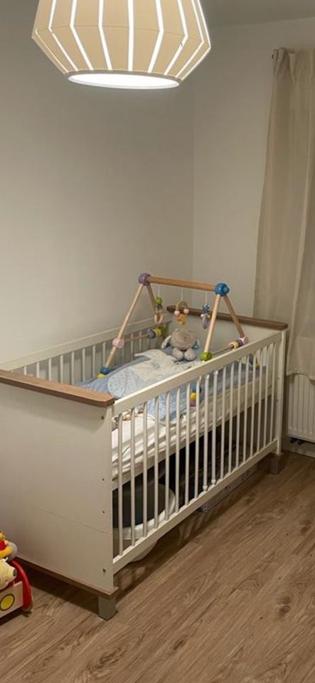 Baby-/Kinderbett mit Lattenrost und Matratze in Gera