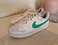 Nike Sneaker Court Borough weiß grün Gr 40 TOP Niedersachsen - Oldenburg Vorschau