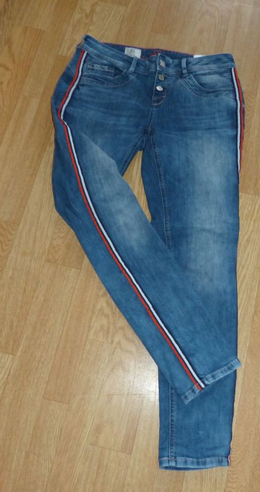 Street One Jeanshose blau/rot gr.W32 L32 ca.gr.42 TOP ZUSTAND in Hohenfelde