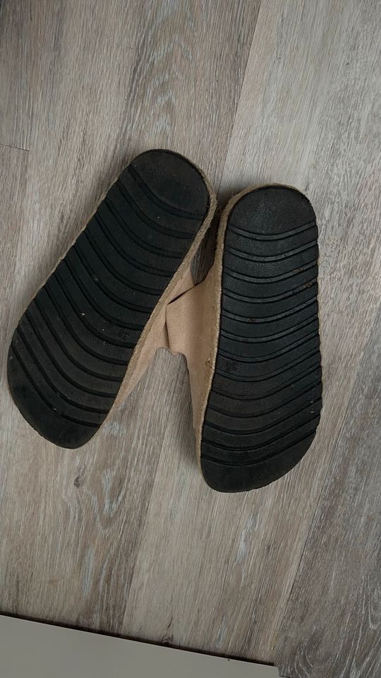 Sandalen / Pantoletten / Sommerschuhe aus Leder GR.38 in Jork