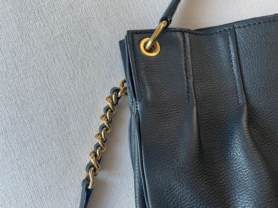 Miu Miu Schultertasche Handtasche schwarz in München