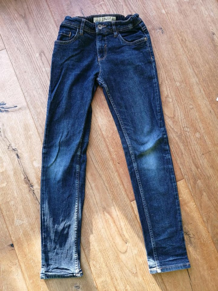 Neuwertige Jeans Gr. 140 in Gieboldehausen