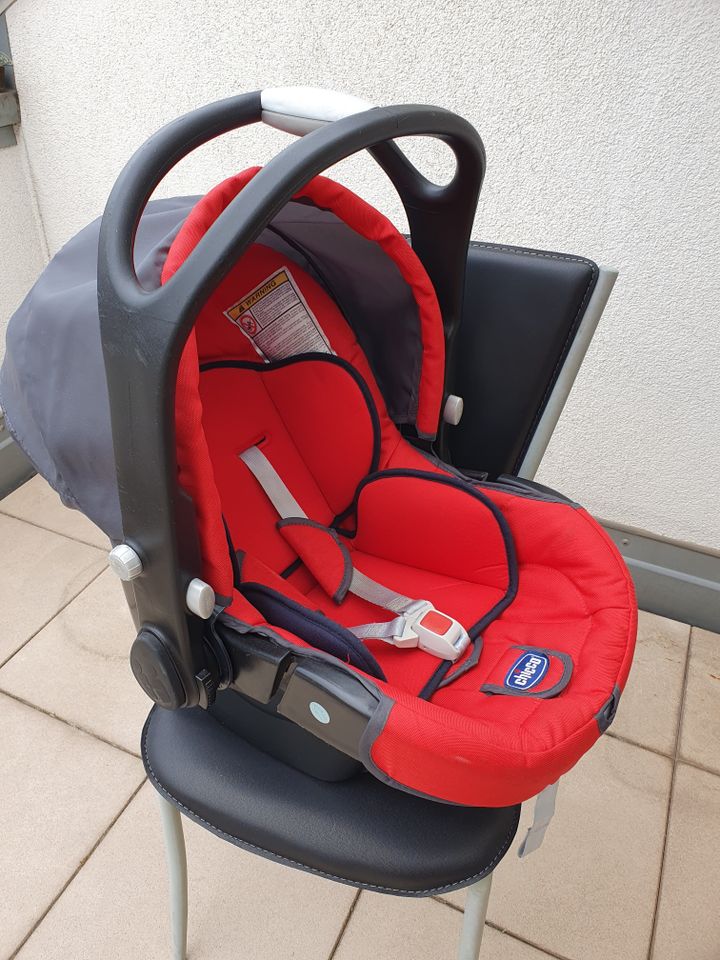 Chicco Babyschale Autositz 0 - 13 kg Gruppe 0+ rot schwarz in Düsseldorf