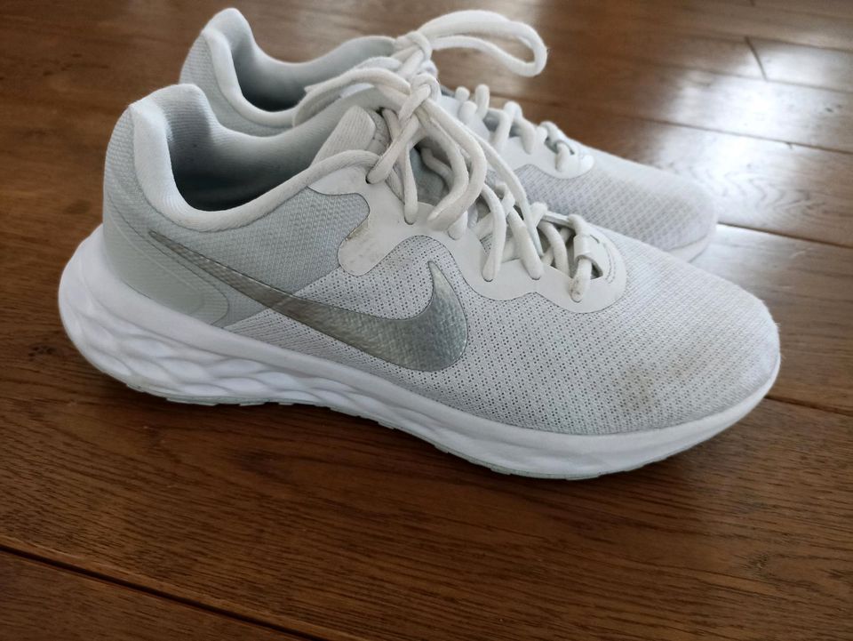 Nike Running Schuhe Größe US 8 EUR 39 in Rietberg