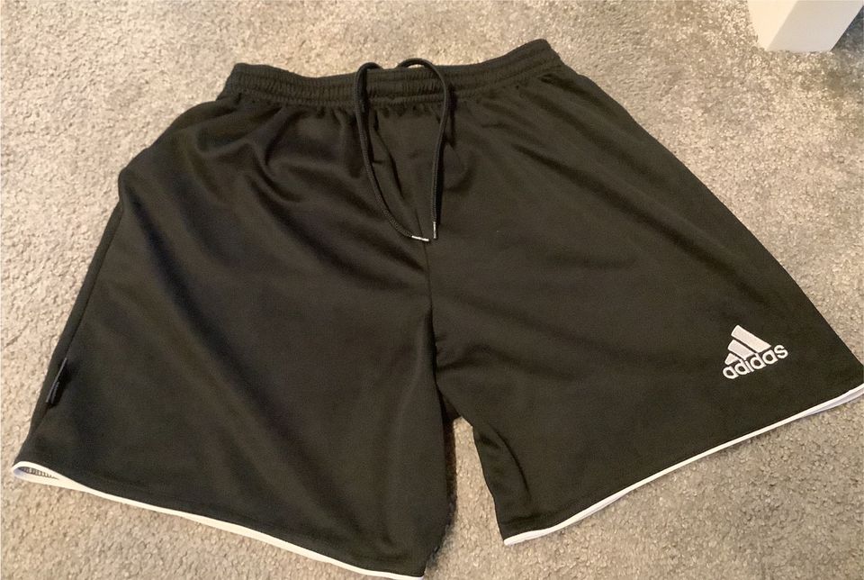 Kurze schwarze Adidas Climalite Sporthose Größe XS in Bovenau