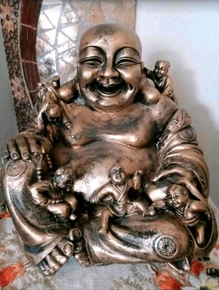 Sehr seltener großer Buddha in goldfarben aus Kunststoff in Berlin