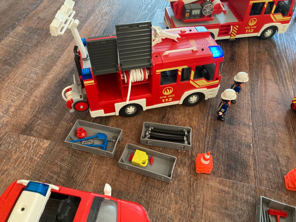 Playmobil Feuerwehr Feuerwehrfahrzeuge mit Zubehör Ferngesteuert in Niederkassel