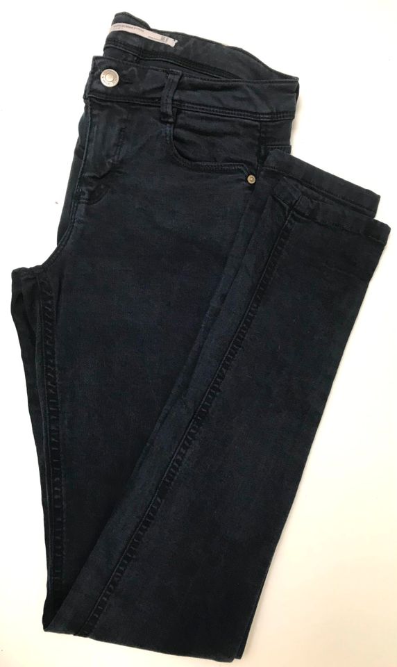 Marineblaue Jeans-Hose mit Taschen - Zara - Gr. 34/ 36 in Berlin