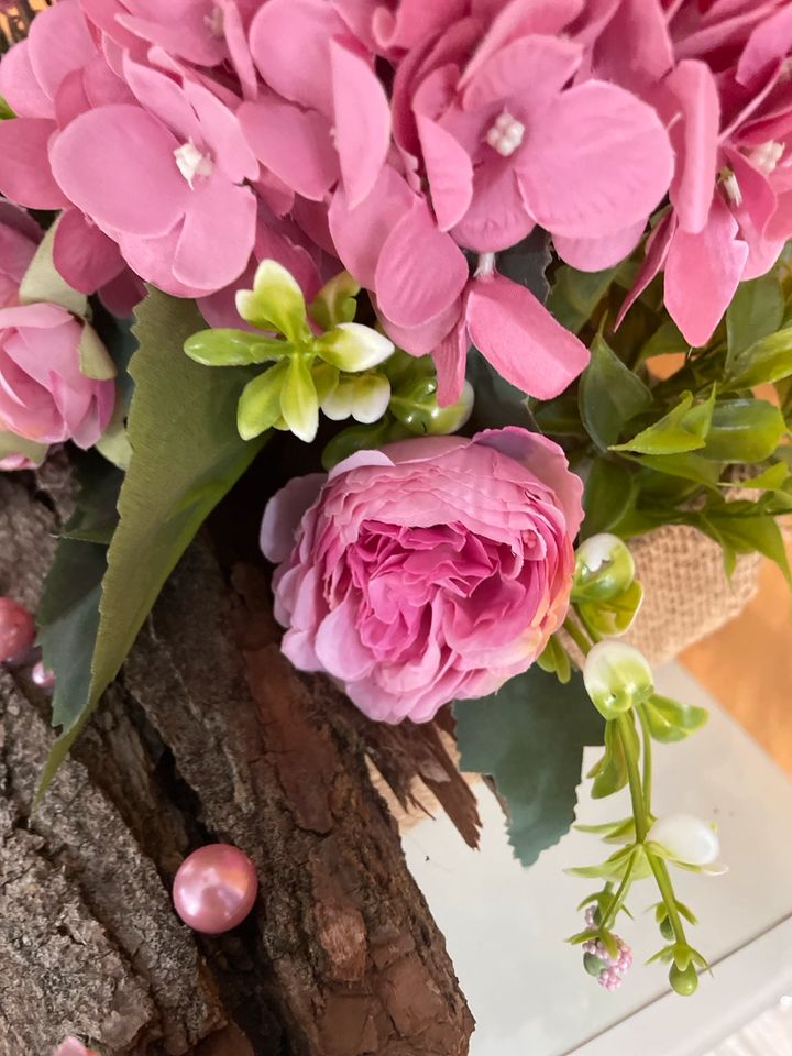 Wunderschönes Blumen Gesteck im Landhausstil in Wurmlingen