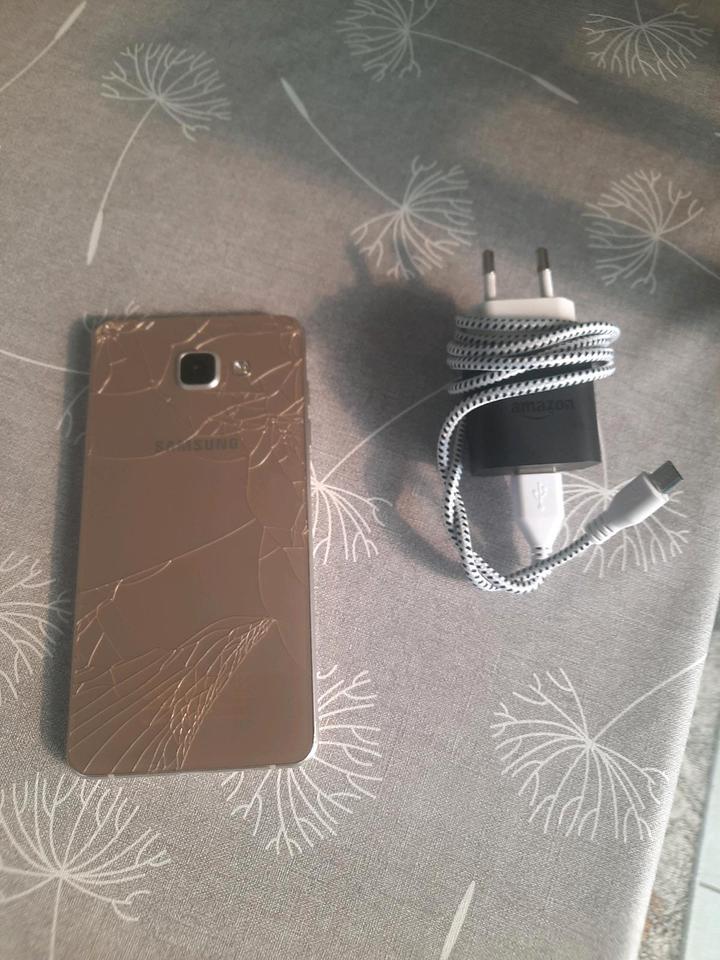 SAMSUNG GALAXY A5(6) SEHR GUTE ZUSTAND IN SCHWARZ UND GOLD in Greetsiel