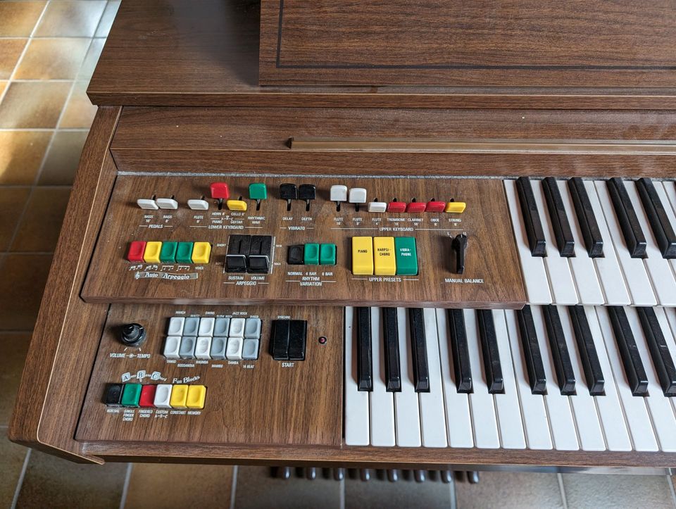 Alte Elektroorgel (Yamaha Electone A55N), teilweise defekt in Keltern