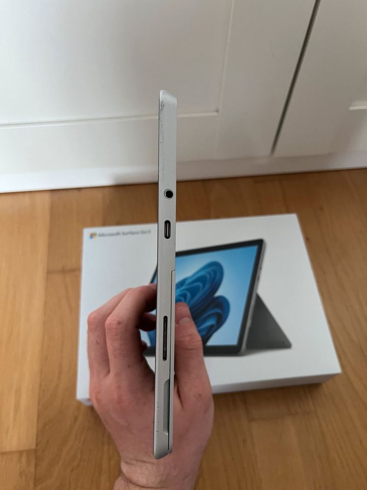 Microsoft Surface Go 3 128 Gb Pentium  mit Zubehör in Asperg