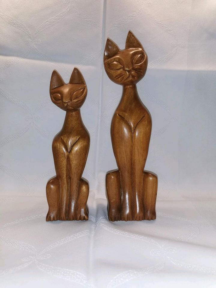 Zwei Katzen aus Holz in Neumünster