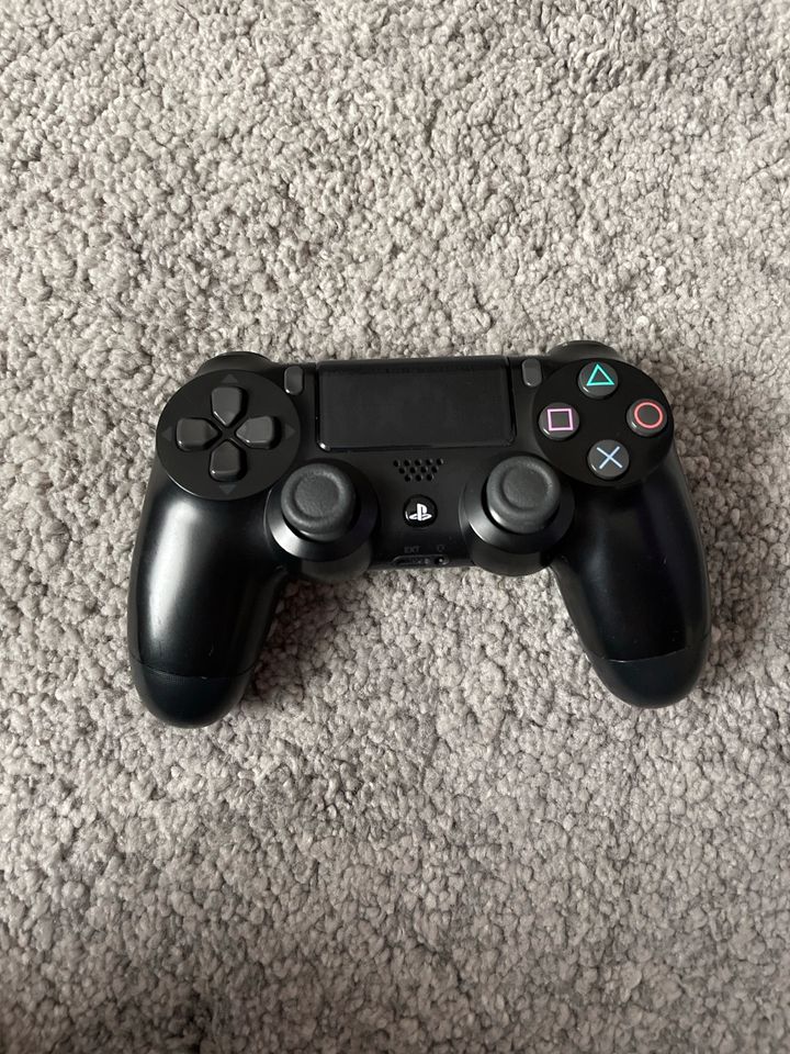 PlayStation 4 -> 2 Controller inkl. Zubehör in Fürth